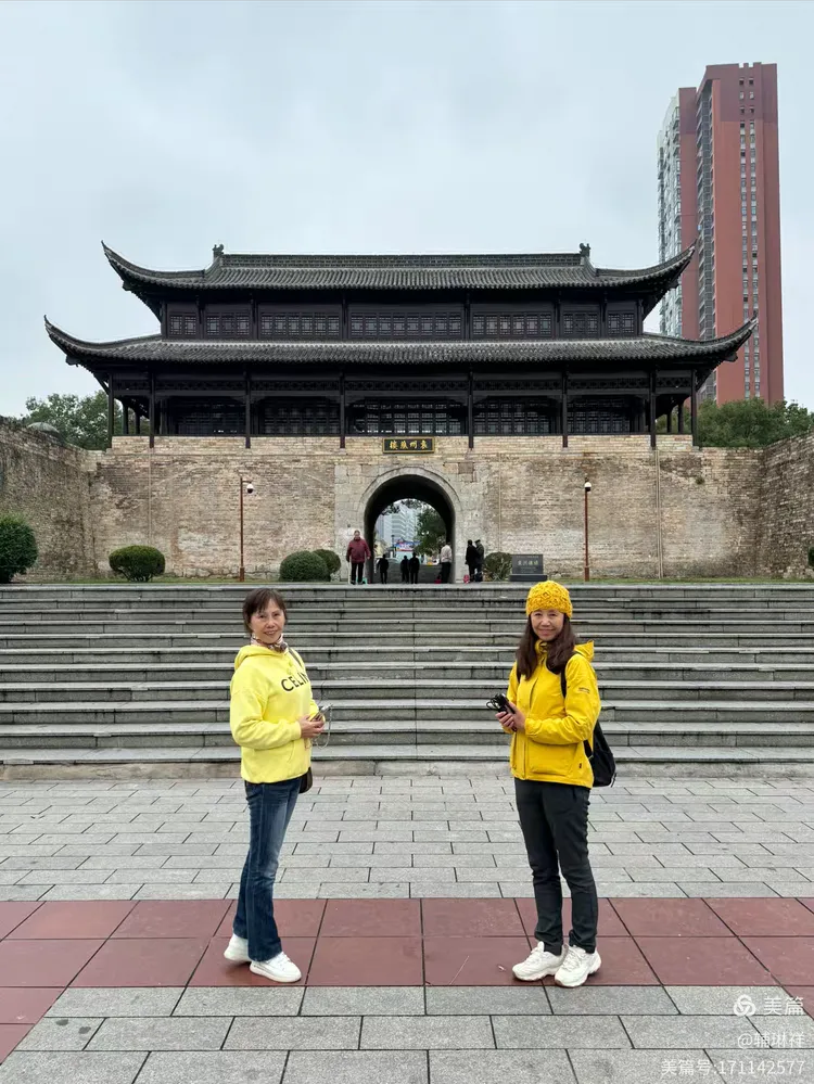 人在温汤镇 不忘游览袁州会议旧址和鼓楼